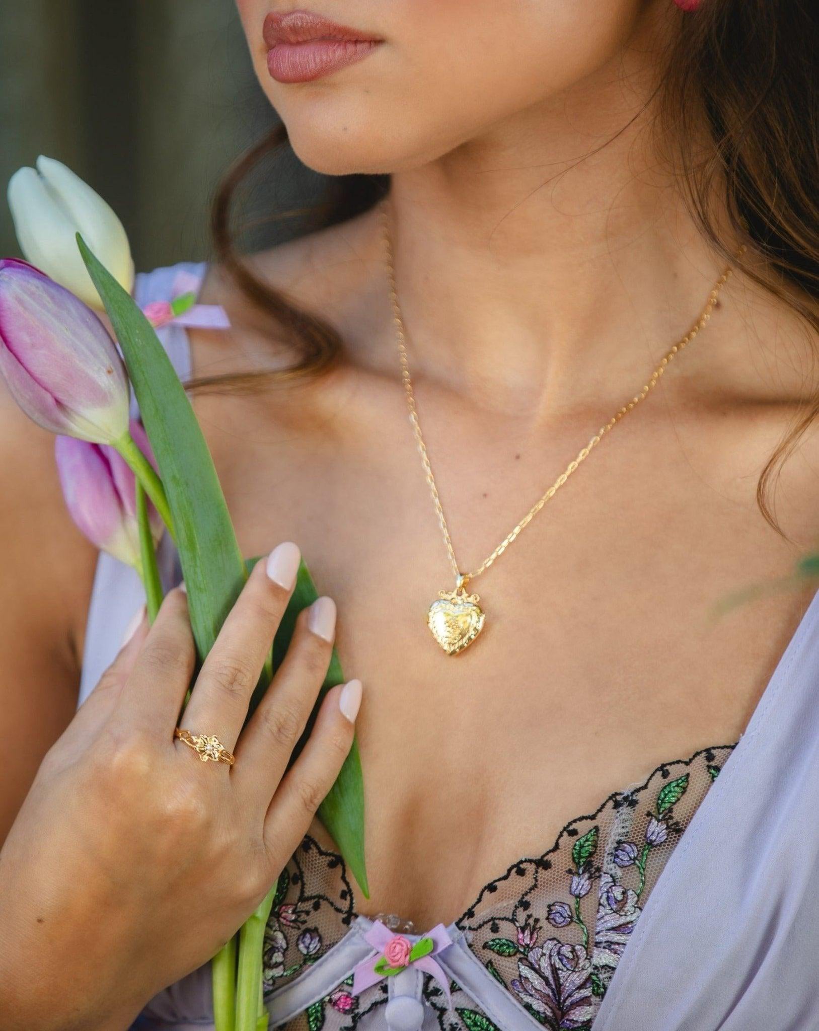 isabela-locket-en-route-jewelry-2_92d9ce7f-48d3-43ef-8733-671f48e7d2af